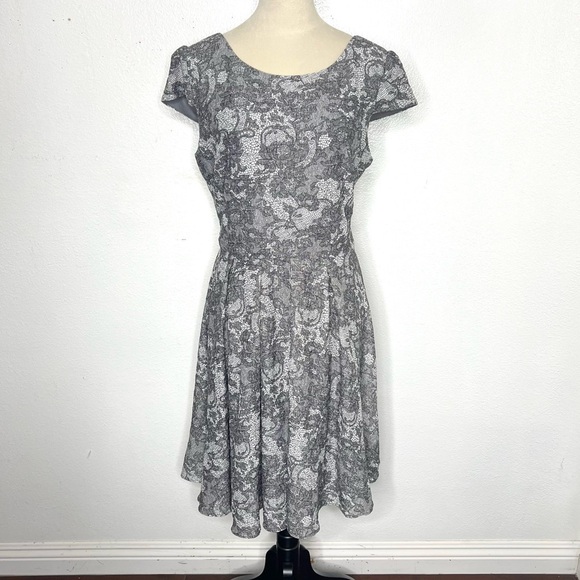 BETSEY JOHNSON Lace Print Fit & Flare Midi Black Gray Dress Cap Sleeve Size 14 - Picture 1 of 12